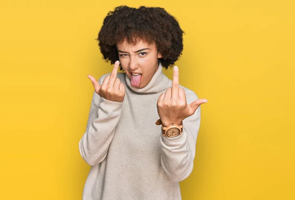 Young Hispanic Girl Wearing Wool Winter Sweater Showing Middle Finger — ストック写真