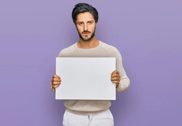 Jovem Hispânico Homem Segurando Banner Vazio Branco Pensamento Atitude Expressão — Fotografia de Stock