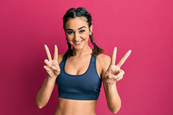 Menina Morena Jovem Vestindo Roupas Esportivas Tranças Sorrindo Olhando Para — Fotografia de Stock