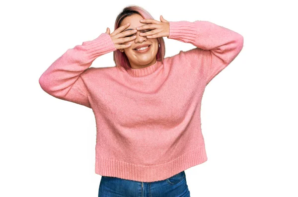 Hispanische Frau Mit Rosafarbenen Haaren Trägt Lässigen Winterpullover Und Bedeckt — Stockfoto