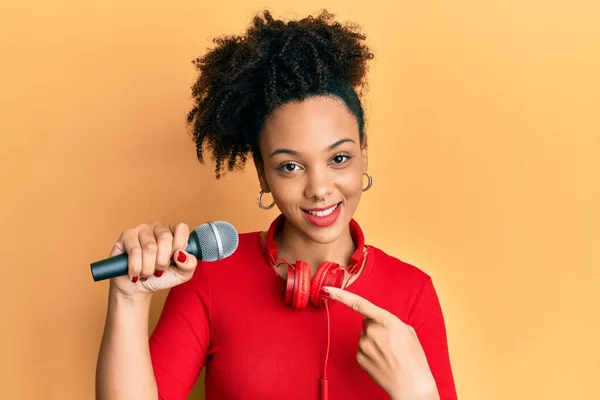 Молода Афроамериканська Дівчинка Співає Пісню Використовуючи Мікрофон Навушники Посміхаються Радістю — стокове фото