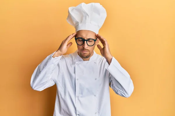 Kel Sakallı Profesyonel Aşçı Üniforması Giyen Başı Ağrıyan Bir Adam — Stok fotoğraf