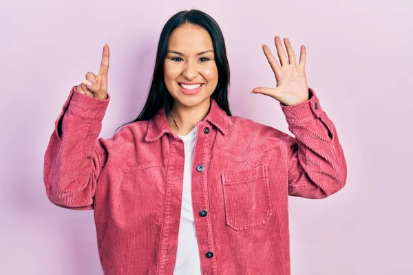 Mooie Latino Vrouw Met Neus Piercing Dragen Casual Roze Jas — Stockfoto