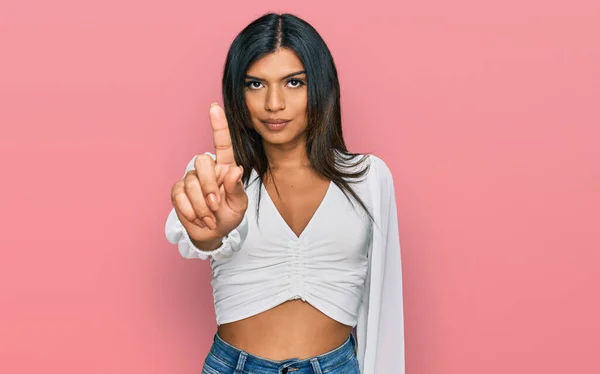Genç Latin Transseksüel Kadın Gündelik Kıyafetler Giyip Parmağını Kaldırmış Kızgın — Stok fotoğraf