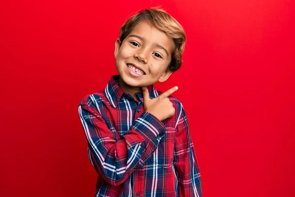 Adorable Niño Latino Usando Ropa Casual Sonriendo Alegre Señalando Con — Foto de Stock