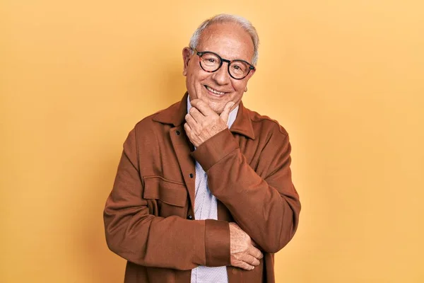 Ein Älterer Mann Mit Grauen Haaren Lässiger Jacke Und Brille — Stockfoto