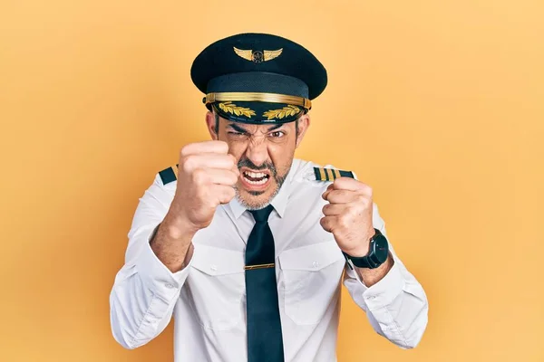 Yakışıklı Orta Yaşlı Gri Saçlı Uçak Pilotu Üniforması Giyen Kızgın — Stok fotoğraf
