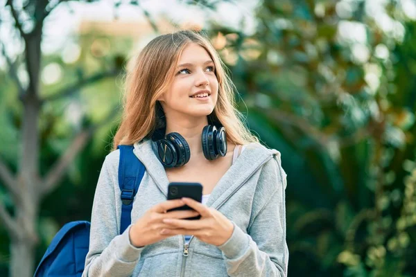 美しいですCaucasian学生ティーネージャー笑顔幸せな使用スマートフォンで公園 — ストック写真