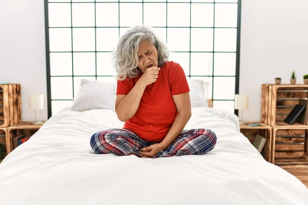 Mulher Meia Idade Com Cabelos Grisalhos Sentados Cama Casa Sentindo — Fotografia de Stock