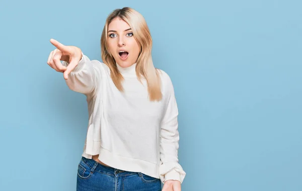 Young Caucasian Woman Wearing Casual Winter Sweater Pointing Finger Surprised — Stock Photo, Image