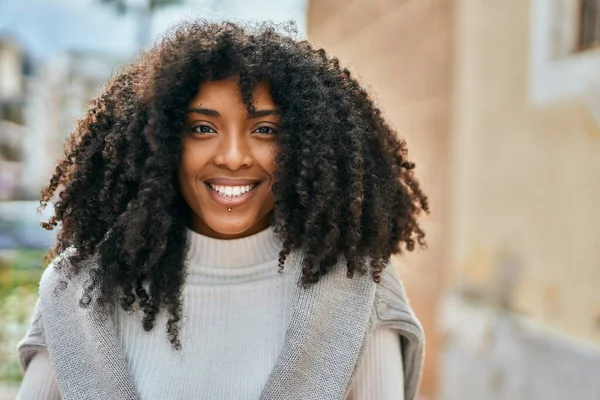 Jovem Afro Americana Sorrindo Feliz Cidade — Fotografia de Stock