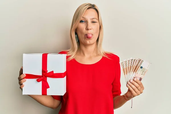 Middle Age Caucasian Woman Holding Gift South Korean Won Banknotes — Stock Photo, Image