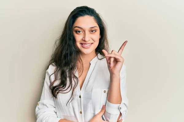 Mulher Bonita Oriente Médio Vestindo Roupas Casuais Com Grande Sorriso — Fotografia de Stock