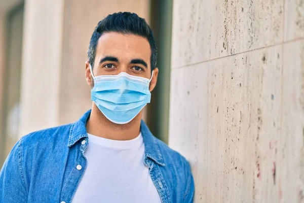 Jovem Hispânico Vestindo Máscara Médica Cidade — Fotografia de Stock
