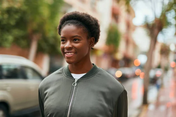 Joven Afroamericana Americana Sonriendo Feliz Pie Ciudad — Foto de Stock