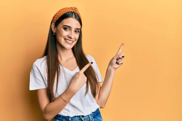 Mooie Brunette Jonge Vrouw Dragen Casual Wit Shirt Glimlachen Kijken — Stockfoto