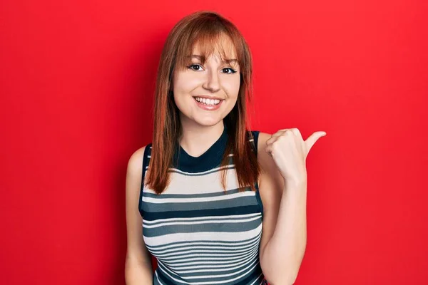 Ruiva Jovem Mulher Vestindo Shirt Casual Sorrindo Com Rosto Feliz — Fotografia de Stock