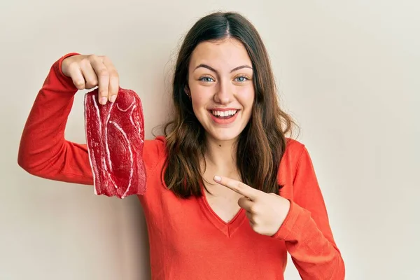 Joven Morena Sosteniendo Carne Cruda Sonriendo Feliz Señalando Con Mano — Foto de Stock