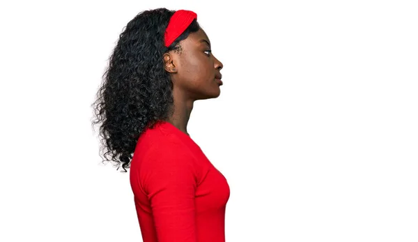 Vacker Afrikansk Ung Kvinna Bär Casual Kläder Som Vill Sida — Stockfoto