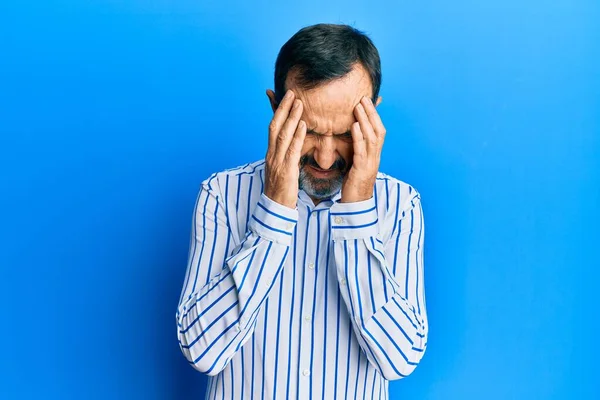 Uomo Ispanico Mezza Età Che Indossa Abiti Casual Con Mano — Foto Stock