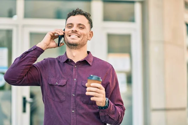 Junger Hispanischer Mann Spricht Auf Dem Smartphone Und Trinkt Kaffee — Stockfoto