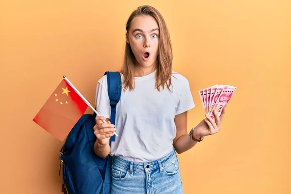 Όμορφη Ξανθιά Γυναίκα Ανταλλαγή Φοιτητής Κρατώντας Κινεζική Σημαία Και Τραπεζογραμμάτια — Φωτογραφία Αρχείου