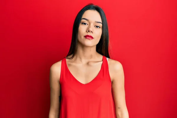 Jong Latijns Amerikaans Meisje Draagt Casual Stijl Met Mouwloos Shirt — Stockfoto