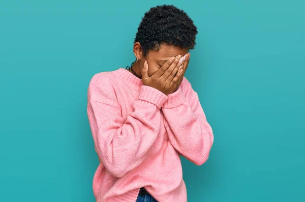 Молодая Африканская Американка Повседневной Одежде Грустным Лицом Прикрывающим Лицо Руками — стоковое фото
