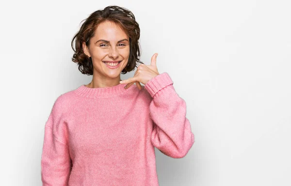 Junge Hispanische Frau Lässiger Kleidung Lächelt Und Macht Telefongesten Mit — Stockfoto