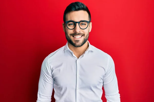 Der Junge Hispanische Geschäftsmann Mit Hemd Und Brille Lächelt Glücklich — Stockfoto