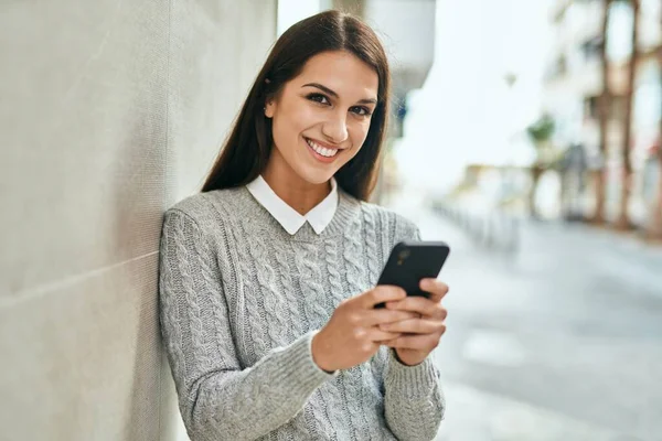 Jovem Hispânica Sorrindo Feliz Usando Smartphone Cidade — Fotografia de Stock