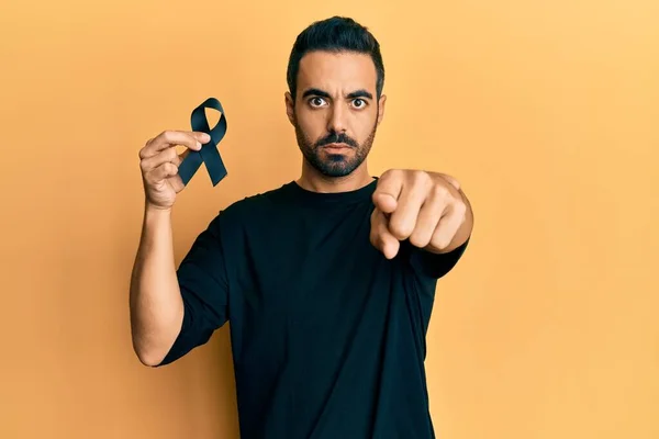 Νεαρός Ισπανός Κρατώντας Μαύρη Κορδέλα Δείχνοντας Δάχτυλο Την Κάμερα Και — Φωτογραφία Αρχείου