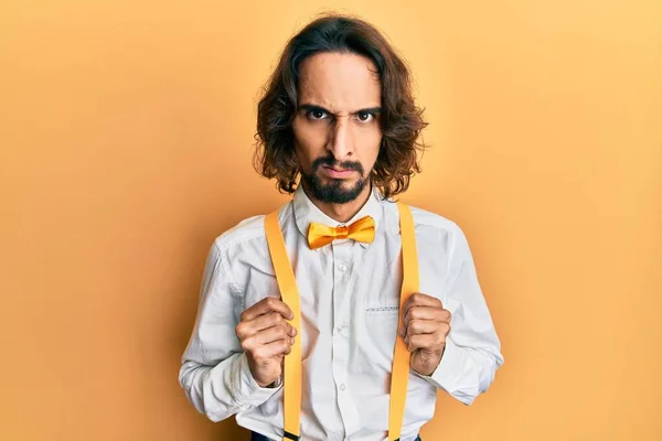 Ung Latinamerikansk Man Bär Hipster Elegant Ser Skeptisk Och Nervös — Stockfoto