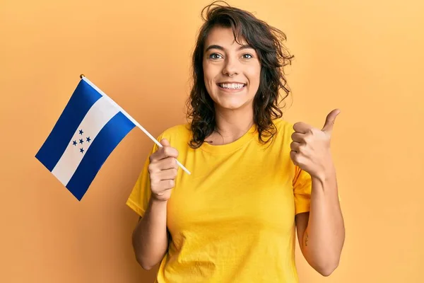 Jonge Spaanse Vrouw Met Honduras Vlag Glimlachend Gelukkig Positief Duim — Stockfoto