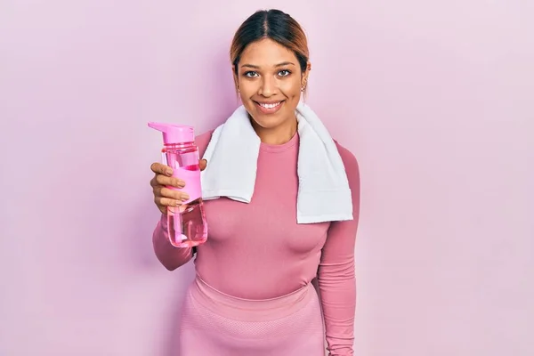 Hermosa Mujer Hispana Usando Ropa Deportiva Sosteniendo Botella Agua Que — Foto de Stock