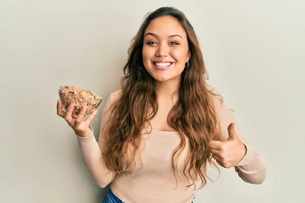 Menina Hispânica Jovem Comer Cereais Integrais Saudáveis Sorrindo Feliz Positivo — Fotografia de Stock