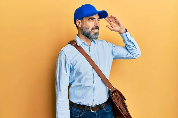 Hombre Mediana Edad Con Barba Pelo Gris Con Gorra Mensajero —  Fotos de Stock