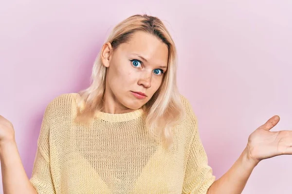 Vacker Kaukasiska Blond Kvinna Bär Casual Vinter Tröja Aningslös Och — Stockfoto