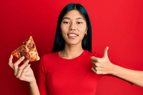 Jovem Chinesa Segurando Pizza Italiana Sorrindo Feliz Positivo Polegar Para — Fotografia de Stock