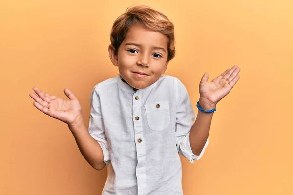 Adorable Niño Latino Usando Ropa Casual Despistado Confundido Con Los — Foto de Stock