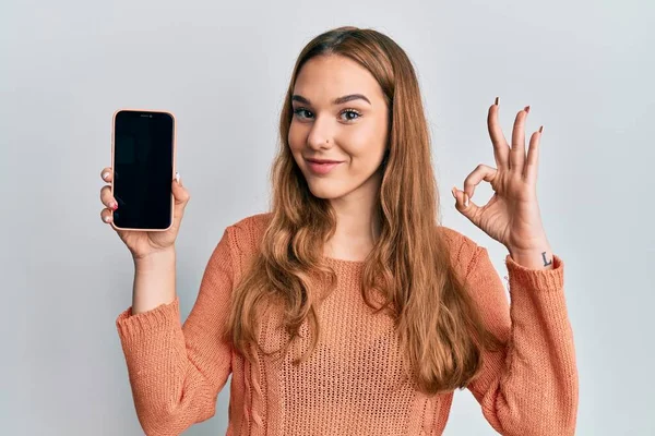 Junge Blonde Frau Hält Smartphone Der Hand Und Zeigt Bildschirm — Stockfoto