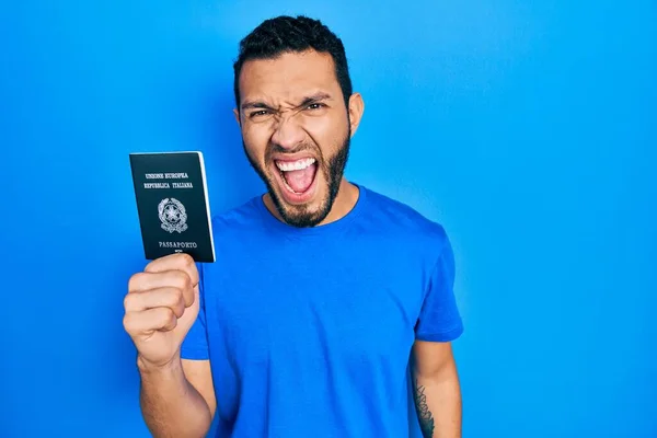 Een Spaanse Man Met Een Baard Met Een Italiaans Paspoort — Stockfoto