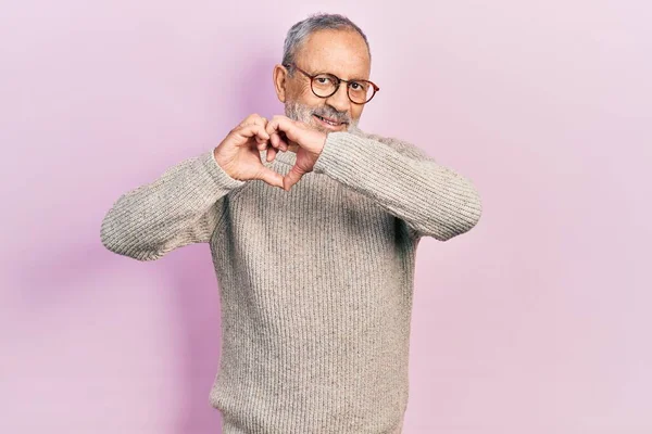 Schöner Älterer Mann Mit Bart Lässigem Pullover Und Brille Der — Stockfoto