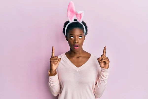 Jovem Menina Afro Americana Vestindo Bonito Páscoa Orelhas Coelho Espantado — Fotografia de Stock