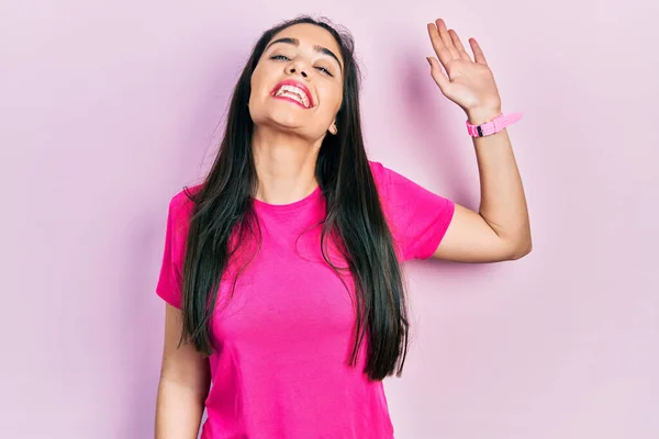 Молодая Латиноамериканка Непринужденной Розовой Футболке Отказывается Сказать Привет Счастливый Улыбающийся — стоковое фото