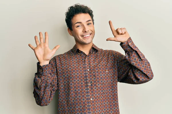 Hombre Hispano Guapo Usando Ropa Casual Mostrando Señalando Hacia Arriba —  Fotos de Stock