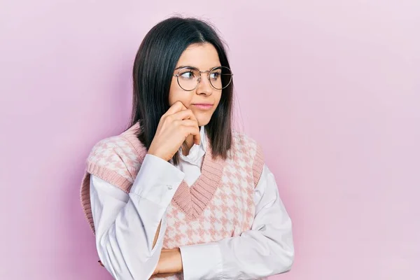 Giovane Donna Bruna Che Indossa Maglione Elegante Occhiali Faccia Seria — Foto Stock