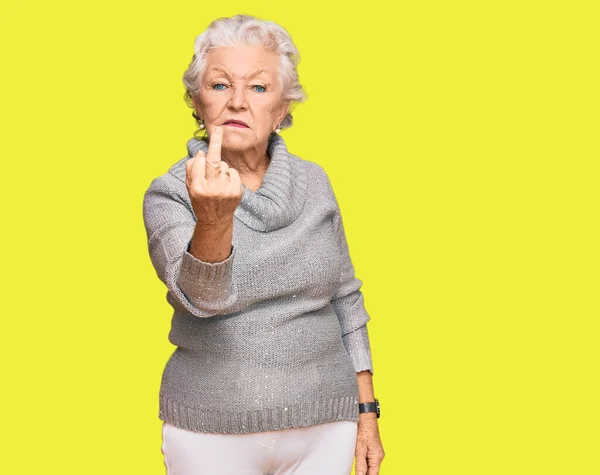 Ältere Grauhaarige Frau Lässigem Winterpullover Mit Mittelfinger Unhöflichem Und Unhöflichem — Stockfoto