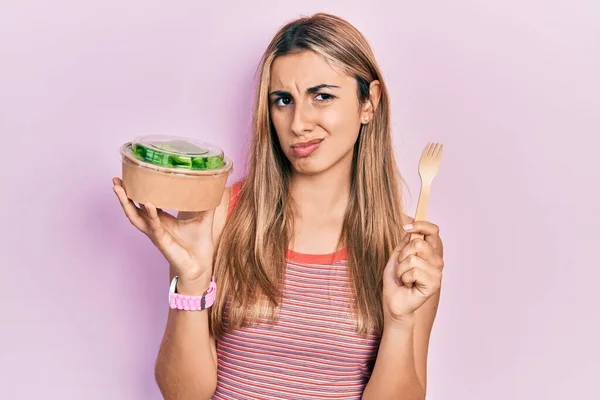 Vacker Latinamerikansk Kvinna Äter Sallad Ledtrådar Och Förvirrade Uttryck Tvivel — Stockfoto