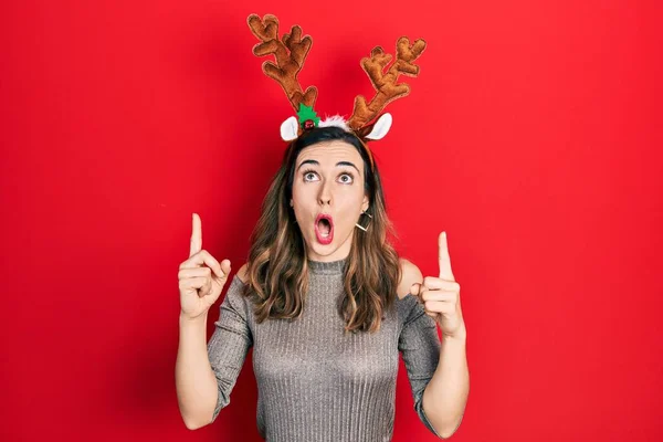 Joven Chica Hispana Con Sombrero Navidad Ciervo Asombrada Sorprendida Mirando —  Fotos de Stock